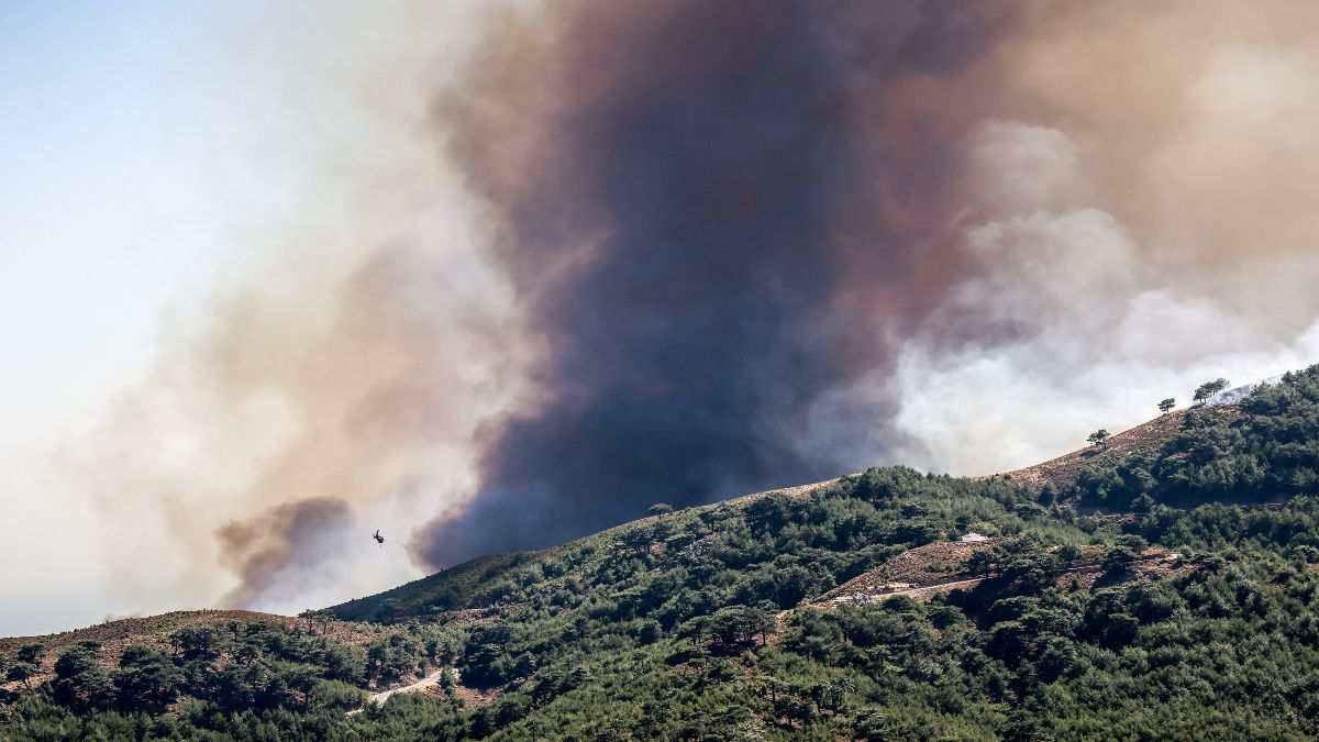 Μεγάλη η φωτιά στη Χίο: Συνεχείς εκκενώσεις και μεγάλη κινητοποίηση πυροσβεστών