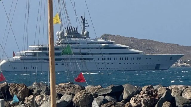 Η Πάρος υποδέχεται το σούπερ γιοτ του Σεΐχη – Ένα από τα μεγαλύτερα στον κόσμο, κοστίζει 500.000.000 ευρώ