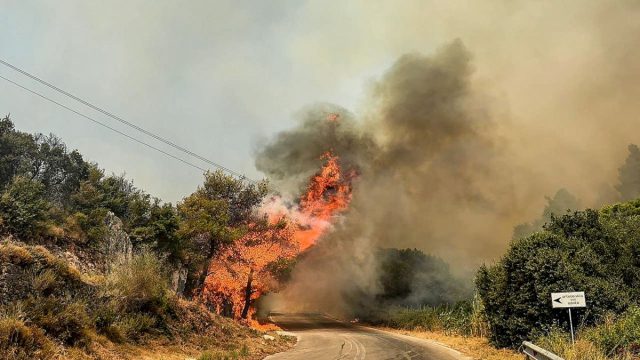 Ζάκυνθος: Δεύτερη μέρα μάχης με την πύρινη λαίλαπα – Εναέρια και επίγεια μέσα στη μάχη