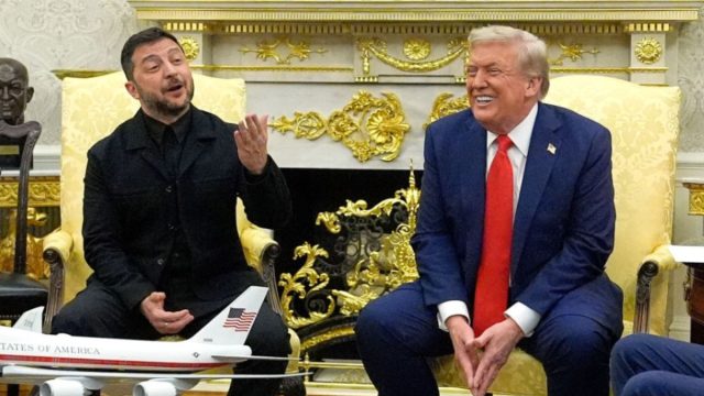 Ο Ζελένσκι φόρεσε κοστούμι για τη συνάντηση στον Λευκό Οίκο – Γιατί δεν εμφανίστηκε με το πράσινο φούτερ