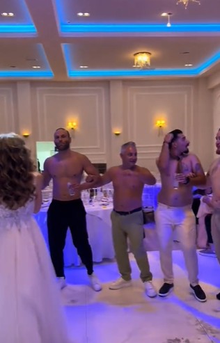 Η νύφη με τους καλεσμένους