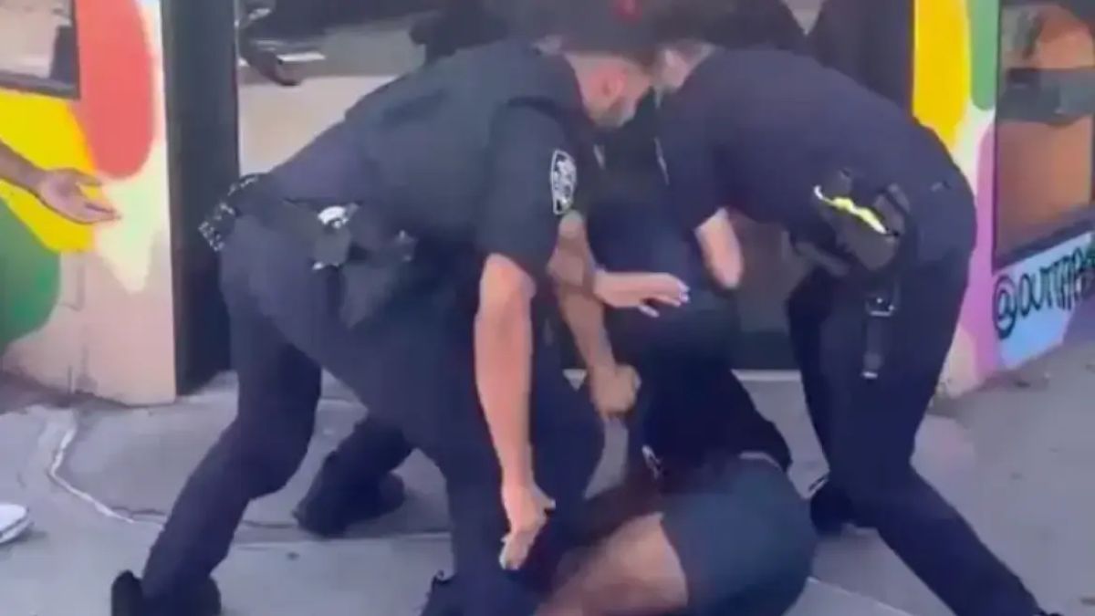 «Γιατί χρειάζονται τόσοι αστυνομικοί για ένα παιδί;»: Σάλος στη Νέα Υόρκη με τη σύλληψη 18χρονου – Τον έριξαν στο έδαφος