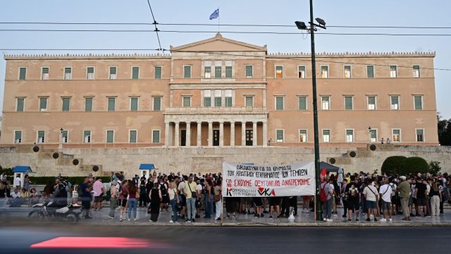 24ωρη πανελλαδική απεργία: «Παραλύει» η χώρα – Ποιοι συμμετέχουν και πώς θα κινηθούν τα ΜΜΜ