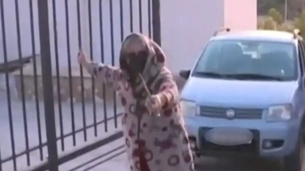 «Μπορεί να μπερδεύτηκε και να έθαψε ζωντανή τη μητέρα της»: Επιτέθηκε στους δημοσιογράφους, έξω από το σπίτι της, η 62χρονη στη Βοιωτία