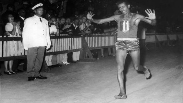 Σαν σήμερα, 10 Σεπτεμβρίου 1960: Ο θρυλικός μαραθωνοδρόμος Αμπέμπε Μπικίλα κερδίζει το χρυσό μετάλλιο στους Ολυμπιακούς Αγώνες της Ρώμης, τρέχοντας ξυπόλητος