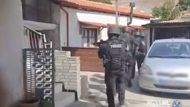 Θεσσαλονίκη: Πάνοπλοι αστυνομικοί της ΟΠΚΕ κάνουν  έφοδο σε σπίτι 62χρονου – Έκοβε παράνομα ξύλα (video)