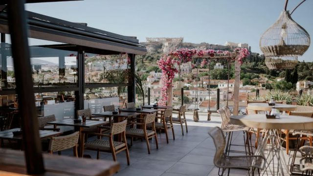 Attic Urban Rooftop: Η απόλυτη θέα της Αθήνας που αλλάζει την εμπειρία της διασκέδασης