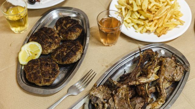 «Κυρά Ουρανία»: Το σπίτι της Ηλιούπολης που μυρίζει μπιφτέκι και ιστορία