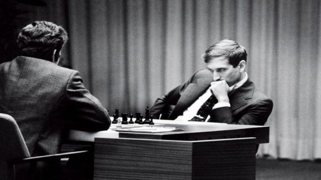 Σαν σήμερα, 1η Σεπτεμβρίου 1972: Η «Μάχη του Αιώνα» – Ο Αμερικάνος Μπόμπι Φίσερ κατακτά την κορυφή στο σκάκι, τερματίζοντας τη σοβιετική κυριαρχία