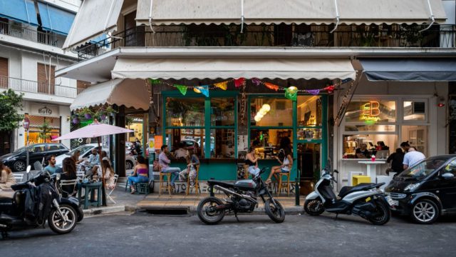 Chelsea Hotel: Το all day bar… «ξενοδοχείο» που στέγασε τις καρδιές του Παγκρατίου