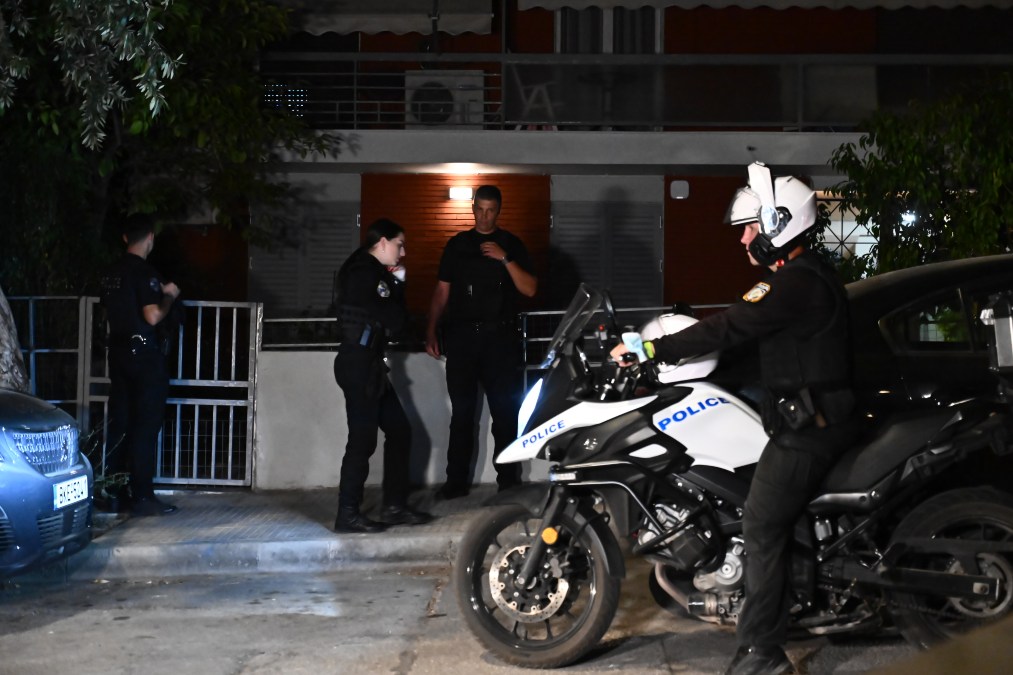 «Έφεραν θανατηφόρα τραύματα από πυροβόλο όπλο»: Μακάβριες εικόνες στον Νέο Κόσμο – Μυστήριο γύρω από τον θάνατο δύο ανθρώπων
