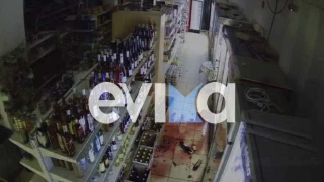 Βίντεο ντοκουμέντο από την στιγμή του σεισμού στην Εύβοια: «Διαλύεται» το εμπόρευμα σούπερ μάρκετ – Σπάνε μαζικά μπουκάλια από τα 5,2 Ρίχτερ