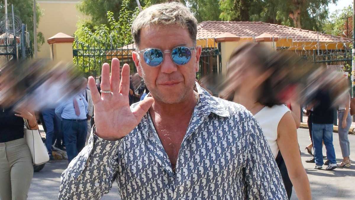 Γιώργος Μαζωνάκης: Αυτός είναι ο τραγουδιστής που κατηγορείται για κακοποίηση δύο ανδρών