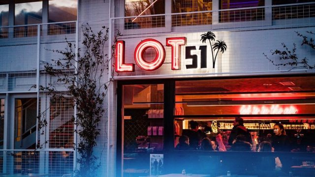 Lot 51: Αίσθηση Brooklyn στην Πλατεία Βραζιλίας – Ένα bar που είναι (και) σχολείο για τους λάτρεις του καφέ!