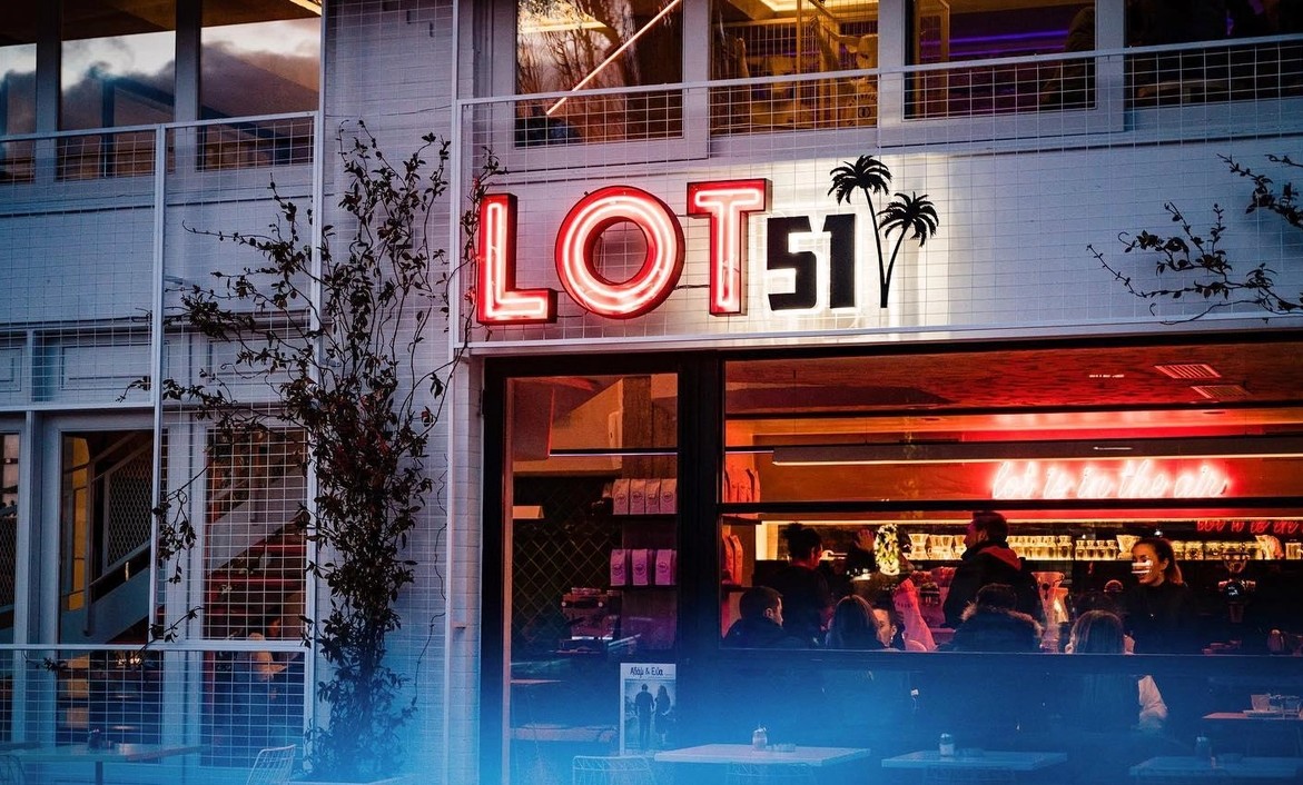Lot 51: Αίσθηση Brooklyn στην Πλατεία Βραζιλίας – Ένα bar που είναι (και) σχολείο για τους λάτρεις του καφέ!