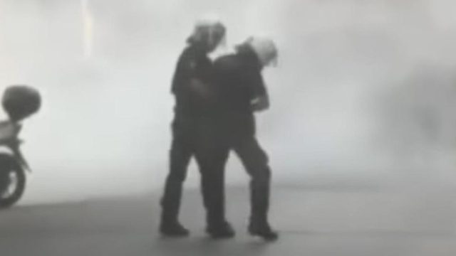 Άνδρας των ΜΑΤ ρίχνει σφαλιάρα σε συνάδελφό του στην πορεία μνήμης για τον Παύλο Φύσσα (video)