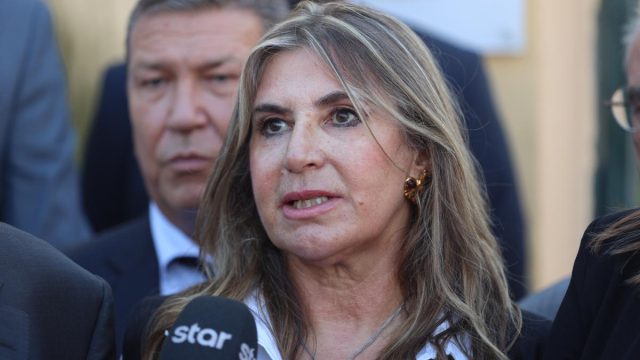 «Έγινα ντετέκτιβ για να βρω την αλήθεια, ήταν σφαγιασμένος»: Η κατάθεση της χήρας του Σήφη Βαλυράκη στη δίκη για τον θάνατό του