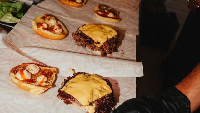 One Burger Athens: Η άφιξη που μας έκανε να πάθουμε εμμονή – Ένα νησιώτικο burgerάδικο στην καρδιά της πόλης!
