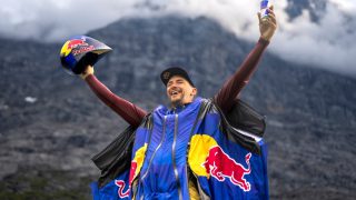 Red Bull World Record: Ο Peter Salzmann σπάει το παγκόσμιο ρεκόρ ταχύτητας με ένα εντυπωσιακό άλμα B.A.S.E. με wingsuit, στα 347 χλμ./ώρα