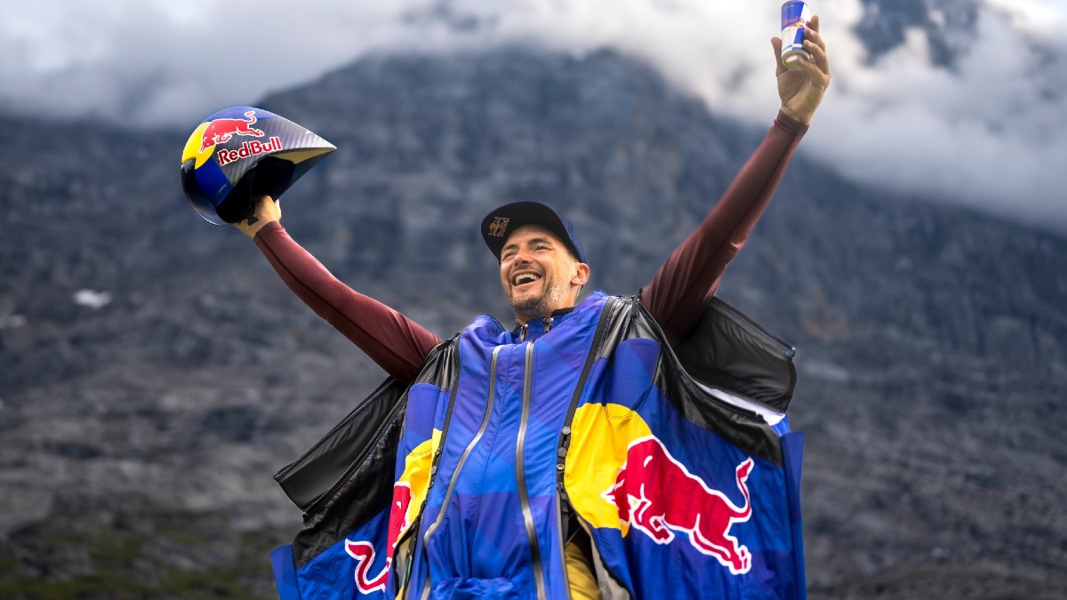 Red Bull World Record: Ο Peter Salzmann σπάει το παγκόσμιο ρεκόρ ταχύτητας με ένα εντυπωσιακό άλμα B.A.S.E. με wingsuit, στα 347 χλμ./ώρα