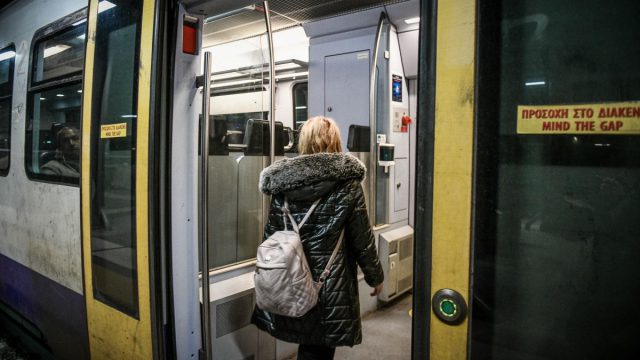 Μια απόσταση 20 λεπτών που κράτησε… 2,5 ώρες: Τραγικές συνθήκες στον Προαστιακό, «κόβει» δρομολόγια προς Κορωπί και αεροδρόμιο