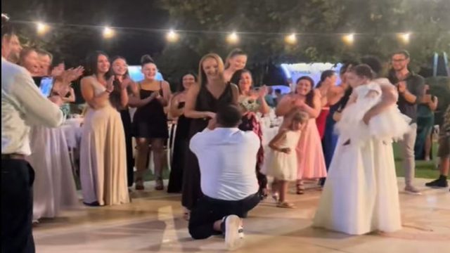 Από χαρά σε χαρά: Έκανε πρόταση γάμου στην αγαπημένη του στον γάμο της αδελφή του! (video)