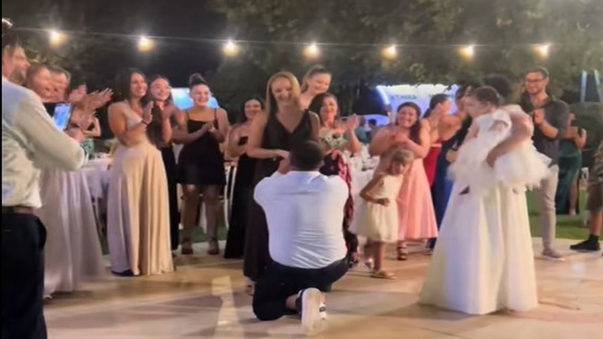Από χαρά σε χαρά: Έκανε πρόταση γάμου στην αγαπημένη του στον γάμο της αδελφή του! (video)
