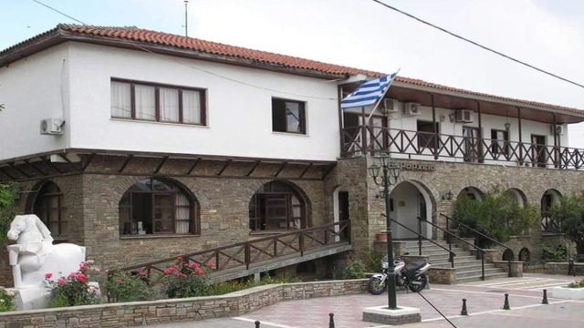 Σαν σήμερα, 4 Σεπτεμβρίου 1944: Ο Κωνσταντίνος Καζάνας και ο Αστέριος Αστεριάδης υψώνουν την ελληνική σημαία στην πλατεία της Προσοτσάνης, κατεβάζοντας τη βουλγαρική