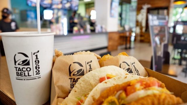 Από την Καλιφόρνια στο Χαλάνδρι: Το θρυλικό Taco Bell προσγειώθηκε στην Αθήνα και «βούλιαξε» την Κολοκοτρώνη