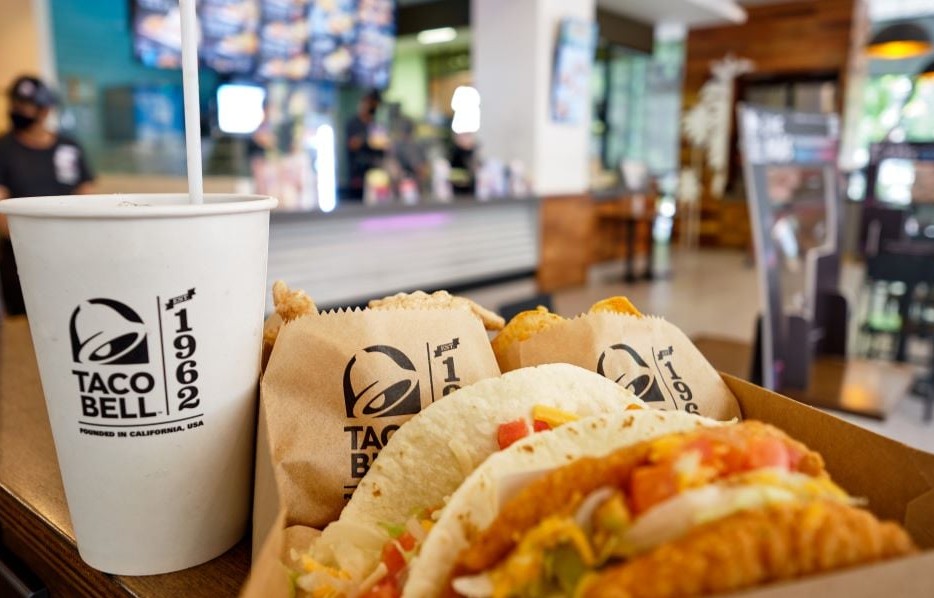 Από την Καλιφόρνια στο Χαλάνδρι: Το θρυλικό Taco Bell προσγειώθηκε στην Αθήνα και «βούλιαξε» την Κολοκοτρώνη