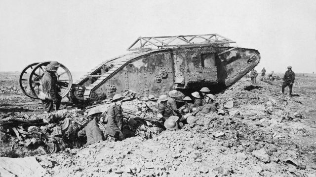 Σαν σήμερα, 15 Σεπτεμβρίου 1916: Η επανάσταση στον πόλεμο – Όταν το πρώτο τανκ «κατέβηκε» στη Μάχη του Σομ