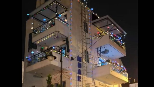 Το ζουν από νωρίς: Ολόκληρη πολυκατοικία στη Θεσσαλονίκη έχει «ντυθεί» Χριστουγεννιάτικα από τις αρχές Σεπτεμβρίου (video)