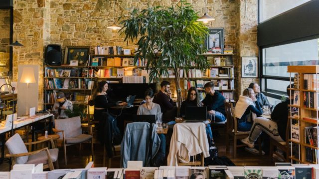 Zatopek book cafe: Το βιβλιοπωλείο-καφέ που ήρθε στην Καλλιθέα για να μείνει