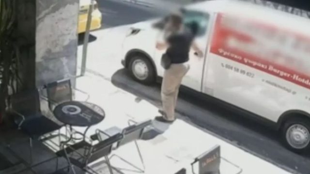Αδιανότητο σκηνικό στο κέντρο της Αθήνας: Του άρπαξε το κινητό μέσα από το βαν