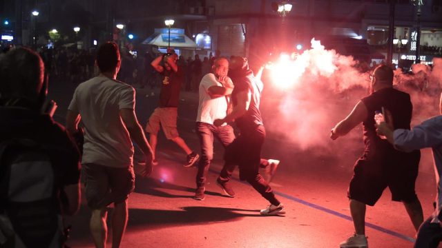 Συναγερμός στο Σύνταγμα: Επεισόδια μετά τη συγκέντρωση για τα Τέμπη – Έπεσαν μολότοφ