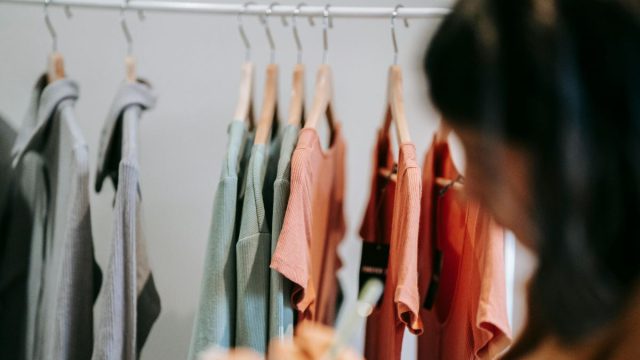 Ακαταστασία στην ντουλάπα: 5 tips για να την οργανώσετε σωστά