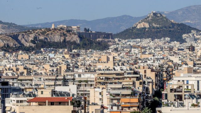 Στα ύψη η ακρίβεια: 2 στους 3 πολίτες της Αττικής δεν βγάζουν τον μήνα με το εισόδημά τους