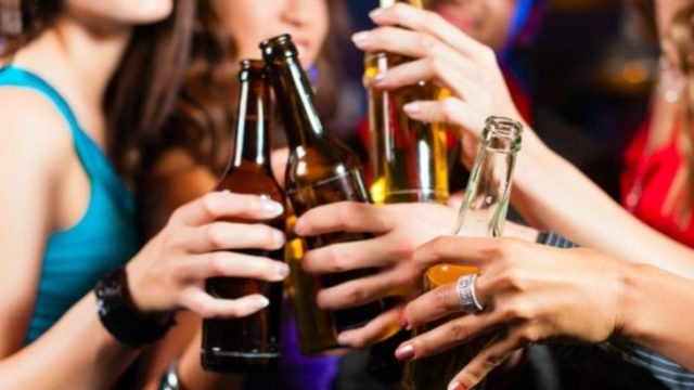Στο νοσοκομείο 15χρονη μετά από κατανάλωση αλκοόλ – Συνελήφθη ο υπάλληλος του μίνι μάρκετ και η μητέρα της