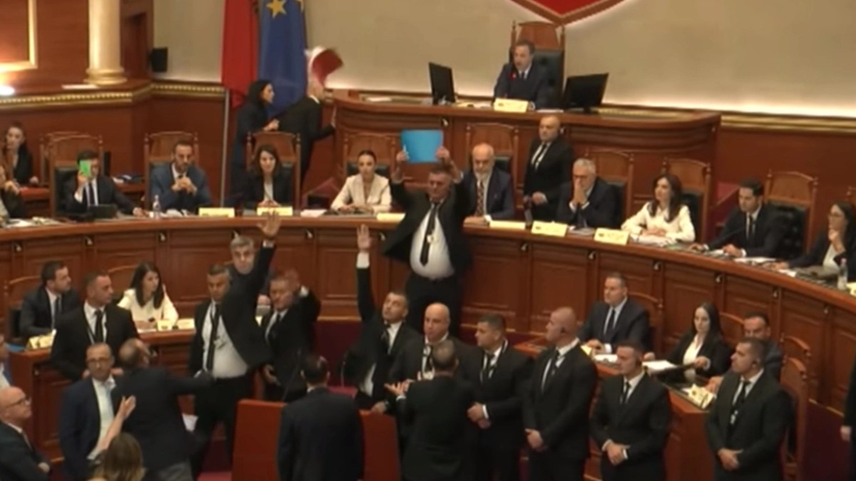Χάος στην Βουλή της Αλβανίας με την πρώτη ρομποτική υπουργό Diella – Πέταξαν το Σύνταγμα στον Ράμα
