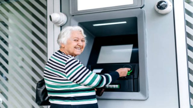 Η γιαγιά και το ΑΤΜ: Το ανέκδοτο της ημέρας (05/09)