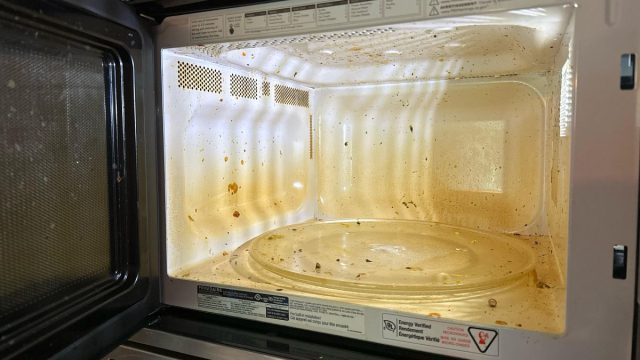 Πώς εξαφανίζουμε τις άσχημες μυρωδιές από τον φούρνο μικροκυμάτων