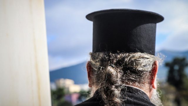Απίστευτο περιστατικό σε κηδεία: Μεθυσμένος ιερέας παραλίγο να πέσει στον τάφο!