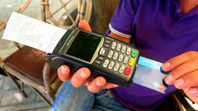 Εφορία: Πώς θα κερδίσετε έκπτωση φόρου 2.200 ευρώ από ηλεκτρονικές αποδείξεις