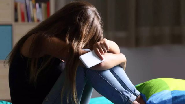 Ρόδος: Εκπαιδευτικός αποπλάνησε 14χρονη και χτύπησε τον πατέρα της γιατί ζήλεψε – «Γύριζες έξω;»