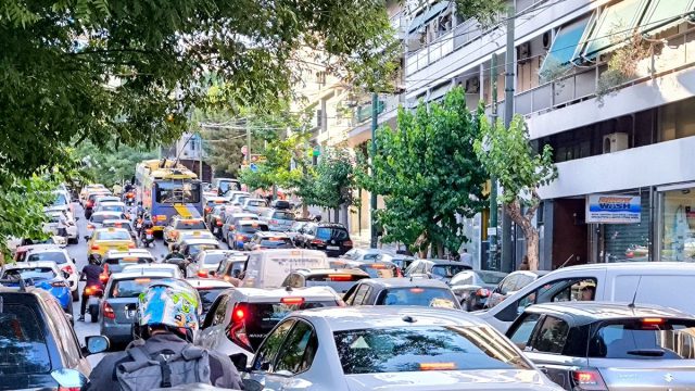 Συναγερμός στο κέντρο της Αθήνας: Δύο τραυματίες από πτώση δέντρου
