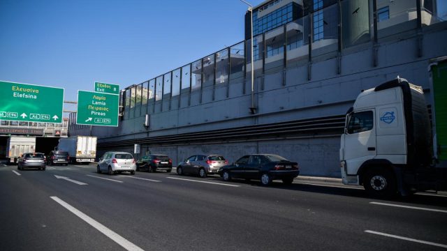 Μαθήματα οδικής απαιδευσίας: 40χρονη χωρίς δίπλωμα «πιάστηκε» να οδηγάει στη ΛΕΑ – Δεύτερη παράβαση μέσα σε λίγες ημέρες