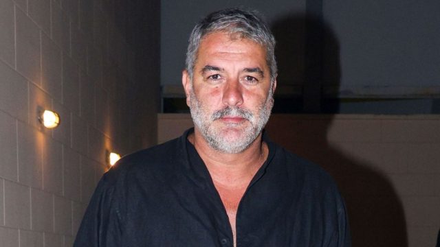 Βασίλης Μπισμπίκης: Στην Ευελπίδων οδηγείται σήμερα ο ηθοποιός για το τροχαίο με τα 10 σταθμευμένα αυτοκίνητα – Τι προβλέπει ο νέος ΚΟΚ