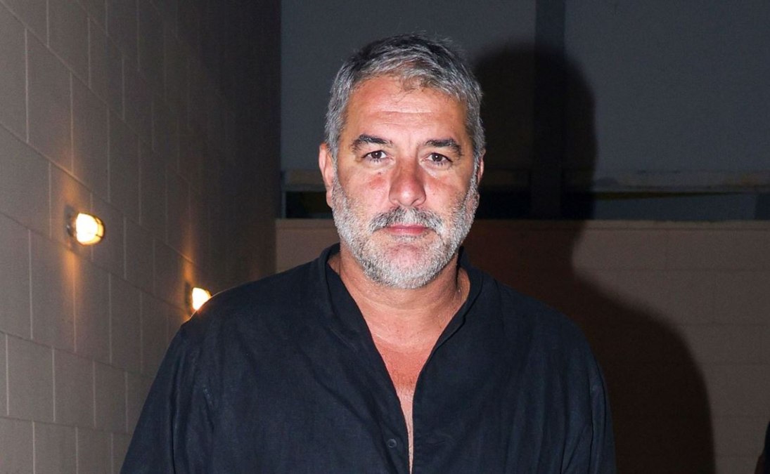 Βασίλης Μπισμπίκης: Στην Ευελπίδων οδηγείται σήμερα ο ηθοποιός για το τροχαίο με τα 10 σταθμευμένα αυτοκίνητα – Τι προβλέπει ο νέος ΚΟΚ