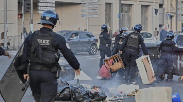 Εκρηκτικό κλίμα στη Γαλλία: Κινητοποιήσεις με το κίνημα «Μπλοκάρουμε τα πάντα» – Μαζικοί αποκλεισμοί και συγκρούσεις