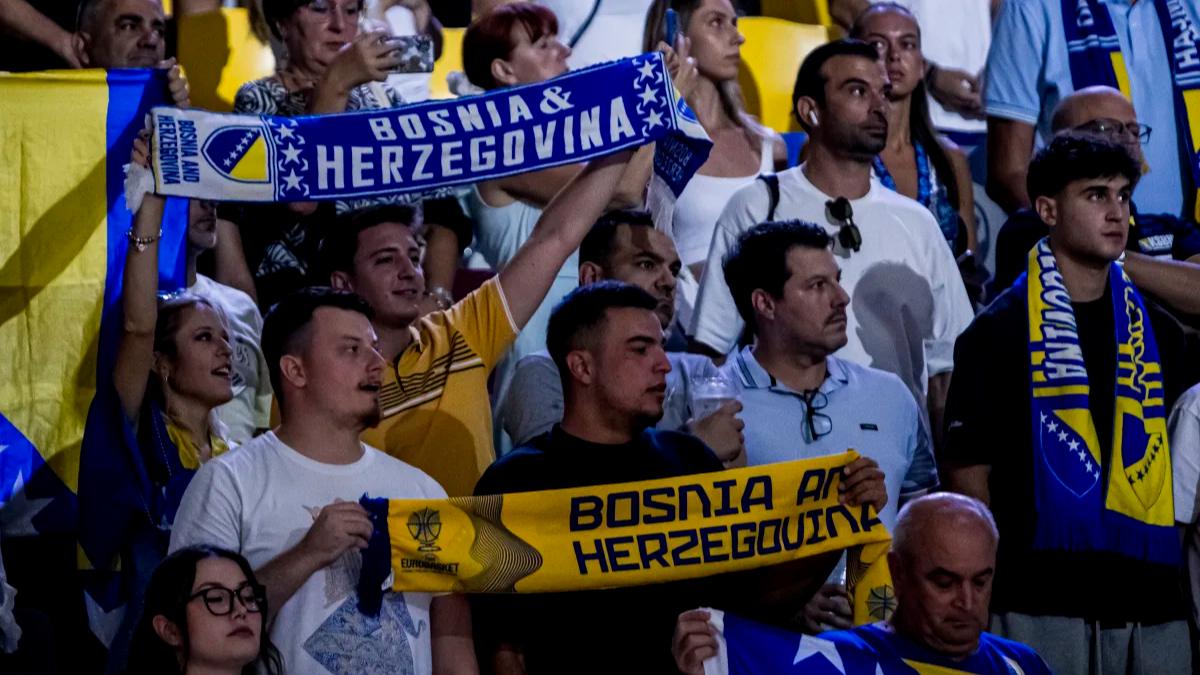 Eurobasket 2025: Βόσνιοι οπαδοί αποπειράθηκαν να αφαιρέσουν ελληνική σημαία – Απομακρύνθηκαν από το γήπεδο